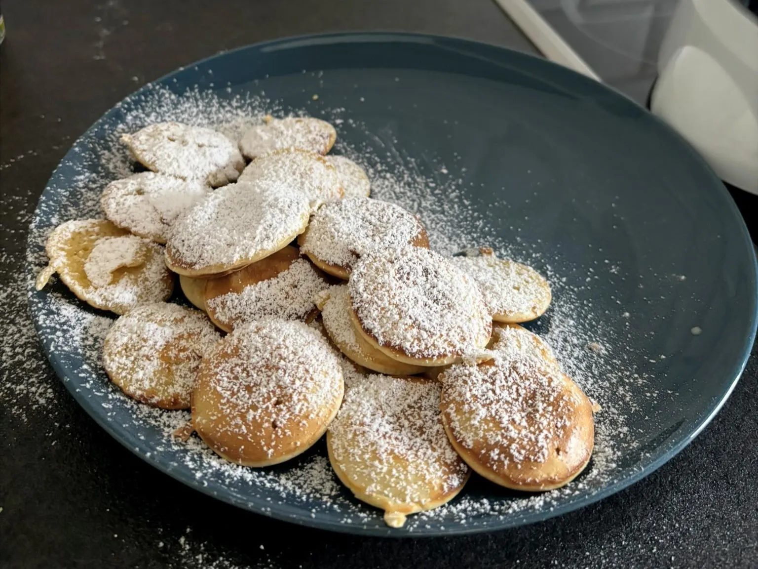 Luchtige poffertjes met boter en poedersuiker